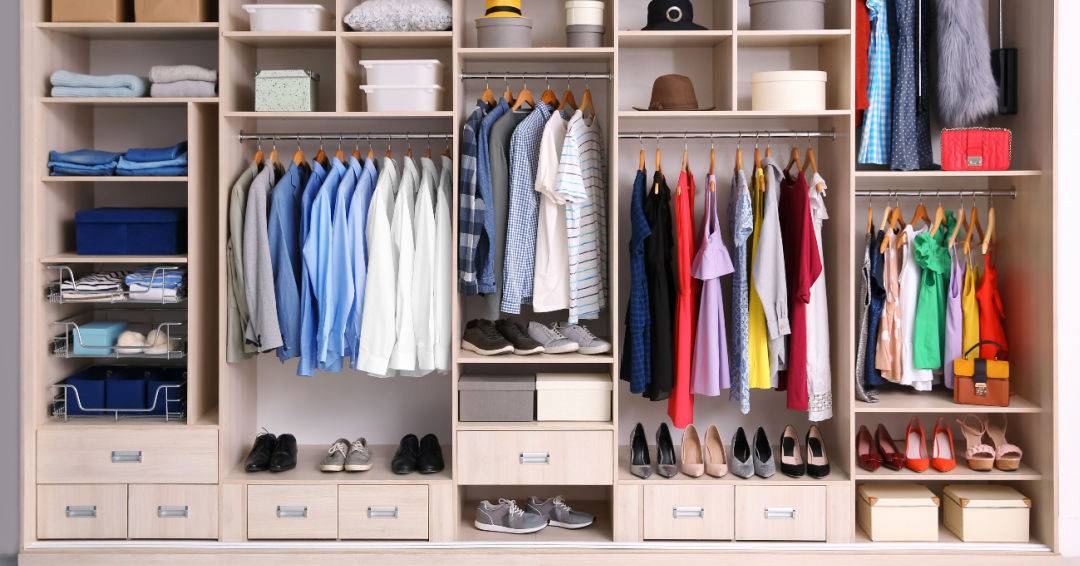 Offener Kleiderschrank mit Kleiderstangen, Ablagen und Schubladen